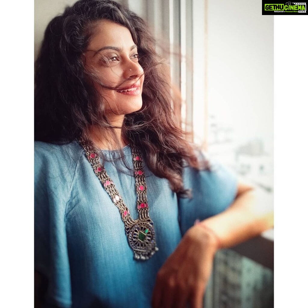 Toral Rasputra Instagram - What is behind you is behind you, surrender to what is ahead.......😇💙 . . . #beyou #bepositive #behappy #keepgoing #keepsmiling💞 #stayfocused #staysafe #staycalm😇 #liveinthemoment #lifeisbeautiful
