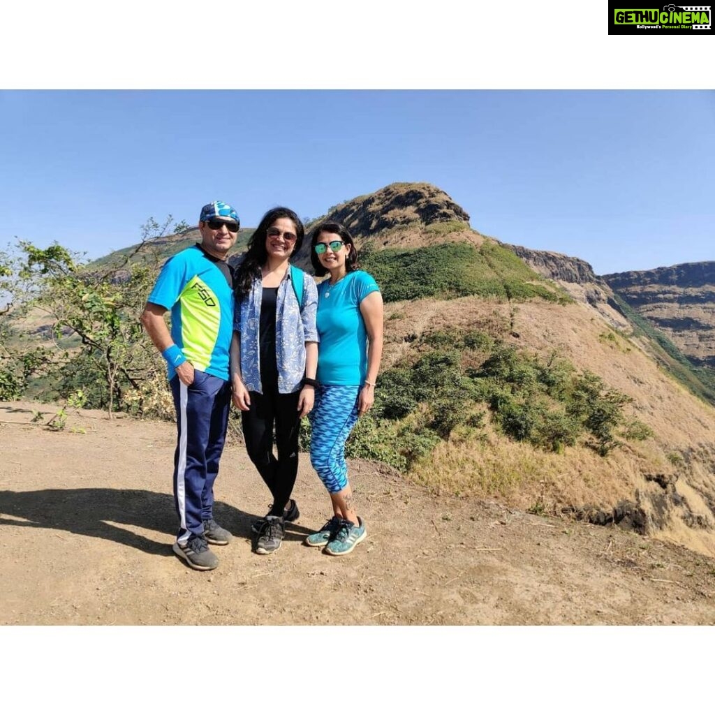 Toral Rasputra Instagram - A Sunday well spent with my beautiful people 💓 Went on a trekking after years.......Thank you @fitwithmeghna & @jatin_bhanushali_jb for this lovely experience and wonderful memories ❤️ . . . #sundayvibes #naturelovers #trekking #memories💕 #liveinthemoment #lifeisbeautiful Sondai Fort