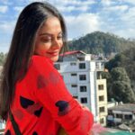 Toral Rasputra Instagram - Let go off what you din’t get, what you could have or be…….let life be the way it is and you’ll see it’s beautiful ❤️ 📸 : @monarajahuja 🤗🤗 . . . #dalhousie #himachal #nature #peace #ovefortravel #beyou #bepositive #behappy #keepgoing #keepsmiling #stayfocused #staycalm #liveinthemoment #lifeisbeautiful Dalhousie Himachal India.