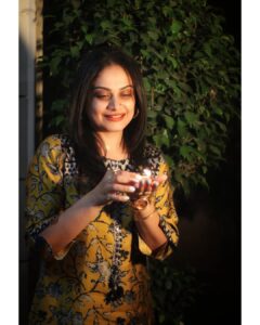 Toral Rasputra Instagram - शुभ दीपावली ❤️✨

📸 : @shutterbug_dd 🤗