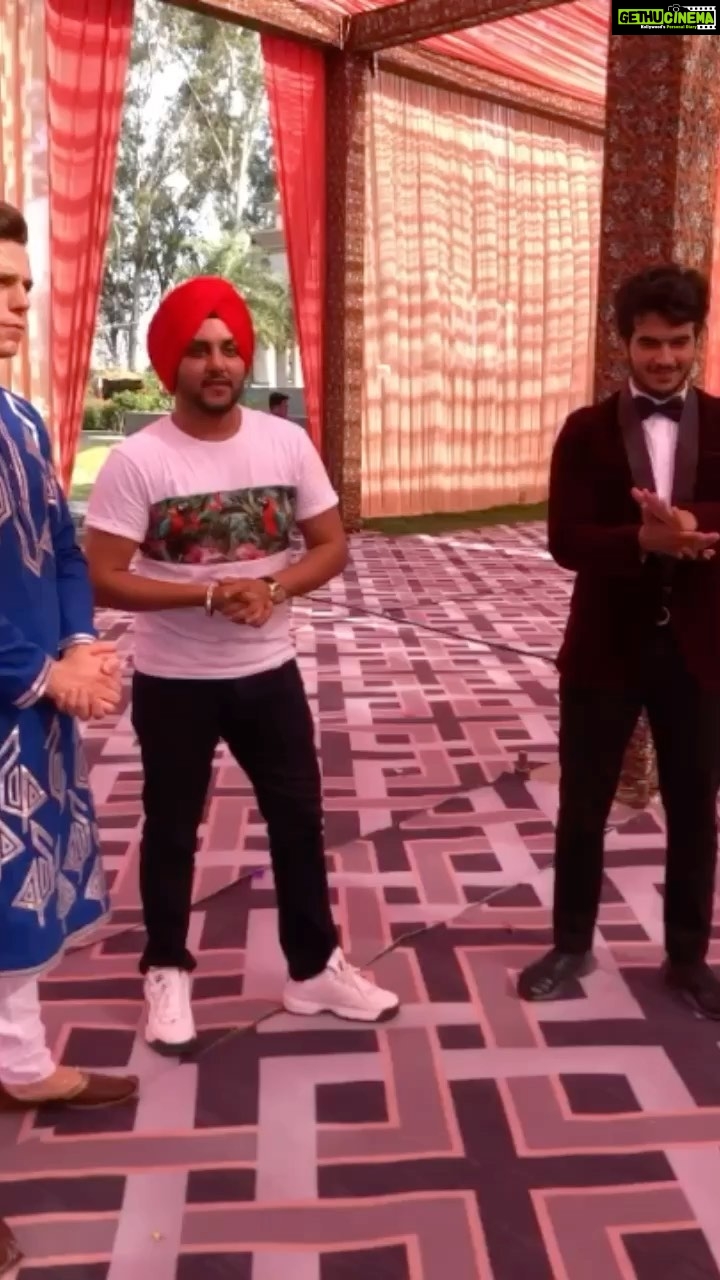 Upasana Singh Instagram - BEHIND THE SCENES ON THE SETS OF LAAVAN!! WATCH BAI JI KUTTANGE IN THE CINEMAS TODAY!🥳 #BAIJIKUTTANGE 💪💪💪 @iammehtabvirk @syncworldwide1 @dev_kharoud @harnaazsandhu_03 @nanaksingh1030 @smeepkang @ghuggigurpreet @upasnasinghofficial @hadelindeponteves @sabbysuri_official @simratkaur_16 @darasingkhurana @santoshentertainmentstudio_ @ekpearlkajeenaa @whitehillstudios @Bull18network