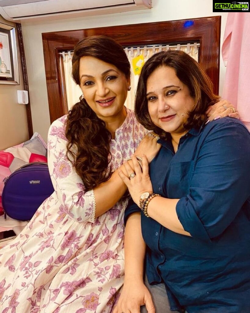 Upasana Singh Instagram - Shooting for an ad film with the brilliant and talented director @pradeepsarkar It was an honour to work with you ☺ Made a wonderful friend along the way @sohini_paula ❤