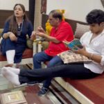 Upasana Singh Instagram - Fun shenanigans that keep happening at home when @gopibhalla drops by. Cast of Yaaran Diyan Poun Baaran is going to see you all in the theatres on 30th March. Make sure to go with your friends and family. #comedy #funnyvideos #shenanigans #upasnasingh #ydpb #gopibhalla #laugh #enjoy #husbandwife Mumbai, Maharashtra