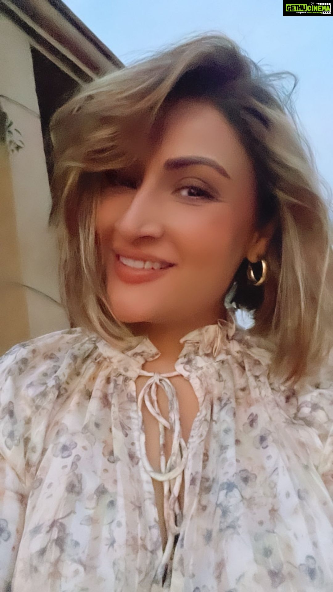 Urvashi Dholakia Instagram - Bye Bye & thank you 2022 for such awesome memories 🎉❤️🥂✨ : : #reels #urvashidholakia #gratitude #instagram #memories #2022 #byebye #thankyou #❤️ #love #peace #blessed