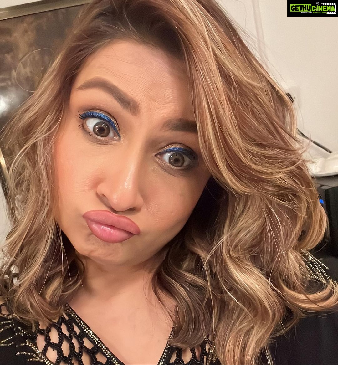 Urvashi Dholakia Instagram - ( almost ) Year Ending Expression ! 29/12/2022 😋✨ : : #urvashidholakia #candid #selfie #expression #mood #vibe #thursday #love #hugs #kiss #💋