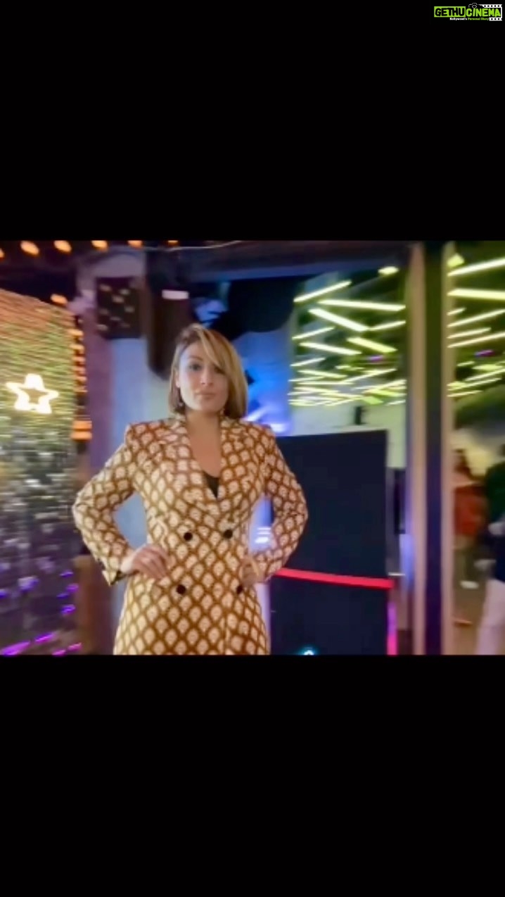 Urvashi Dholakia Instagram - MAI HOON NA ! ✨ : : #urvashidholakia #reels #about #last #night #reelsinstagram #reelitfeelit #instagood #style #look #suit #up #hair #short #trend #glamour #my #moment #reelkarofeelkaro #love