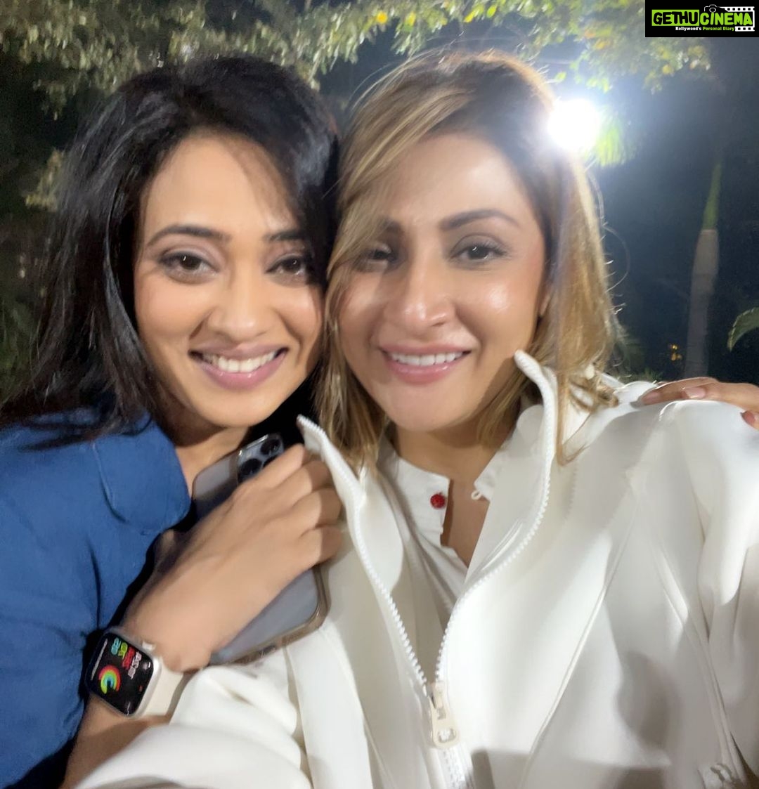 Urvashi Dholakia Instagram - JAB WE MET✨✨💕 picture toh banta hai 💯 @shweta.tiwari #aboutlastnight : : #reunion #kzk #og #memories #fun #madness #love #