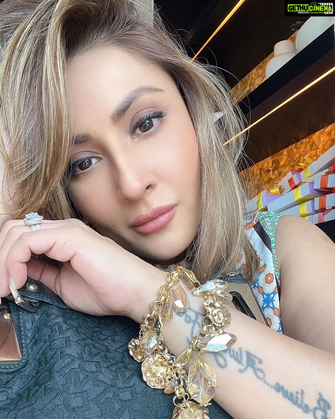 Urvashi Dholakia Instagram - Vibe ✨ : : #urvashidholakia #candid #nofilter #mood #live #life #love #behappy #gratitude #❤️ : Bracelet : #punittatrikha