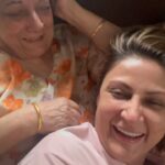 Urvashi Dholakia Instagram - WATCH TILL THE END GUYS 🤣🤣🤣🤣 The BEST SUNDAY CONVERSATION EVERRRRRR 🤣❤️🤣❤️ @kaushal.dholakia WITH MOMMY THE GREAT 😆😆 : : #urvashidholakia #candid #roast #mom #rocks #daughter #laughs #haha #lol #toofunny
