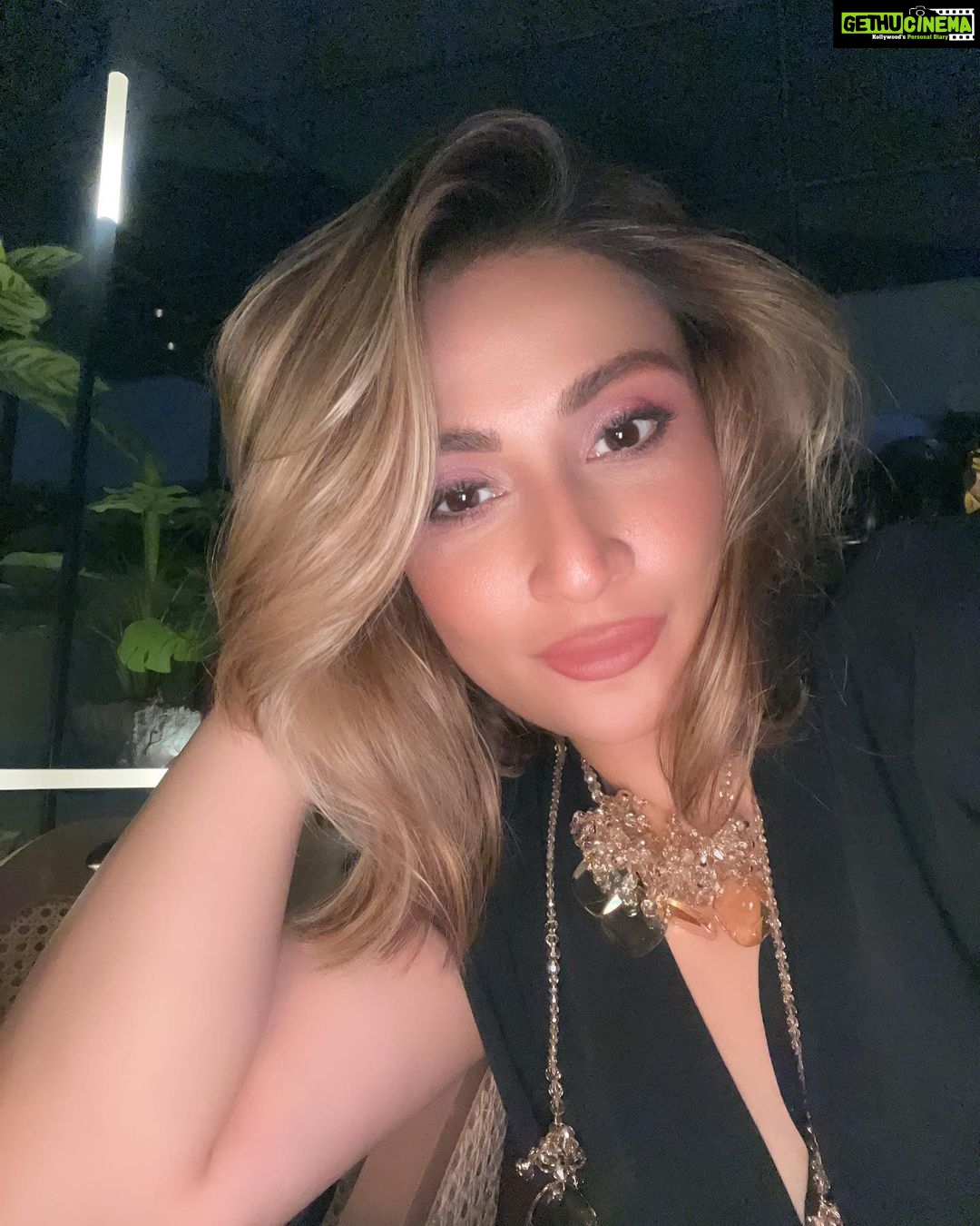 Urvashi Dholakia Instagram - When u are trying to get ur best angles at selfies & then u get photobombed by @parikshitlalvani 🤪 #allaboutlastnight : : #urvashidholakia #selfie #photo #bomber #fun #evening #happiness #love #🧿 #❤️