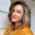 Urvashi Dholakia Instagram - 😊✨😊✨😊 : : #urvashidholakia #candid #moment #mood #yellow #kind #of #love #smile #happiness #gratitude #iamenough