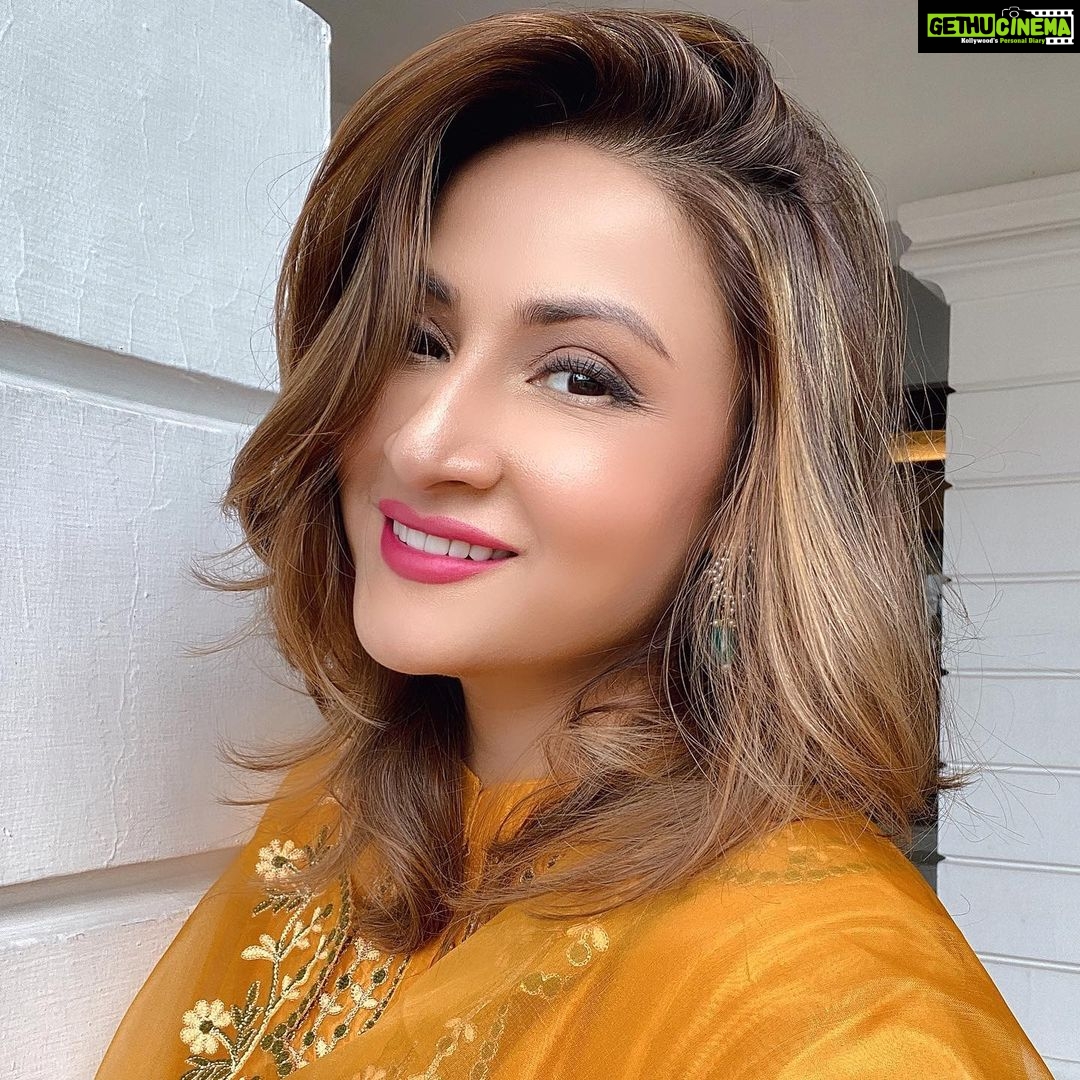 Urvashi Dholakia Instagram - 😊✨😊✨😊 : : #urvashidholakia #candid #moment #mood #yellow #kind #of #love #smile #happiness #gratitude #iamenough