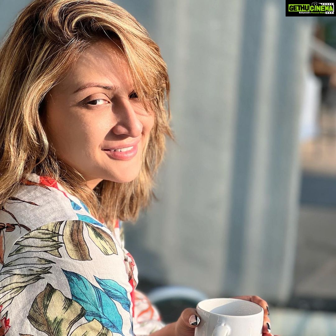 Urvashi Dholakia Instagram - Im a Person who has no filter in voicing out my thoughts & opinions on relevant things in life… This pic is also strictly a No Filter version of me !! #sunday #vibes : : #urvashidholakia #nofilter #candid #peace #love #happiness #have #a #good #day #💋
