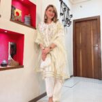 Urvashi Dholakia Instagram - Love & Light ✨❤️✨ : : #urvashidholakia #diwali #2022 #celebration #white #happiness #love #keepsmiling
