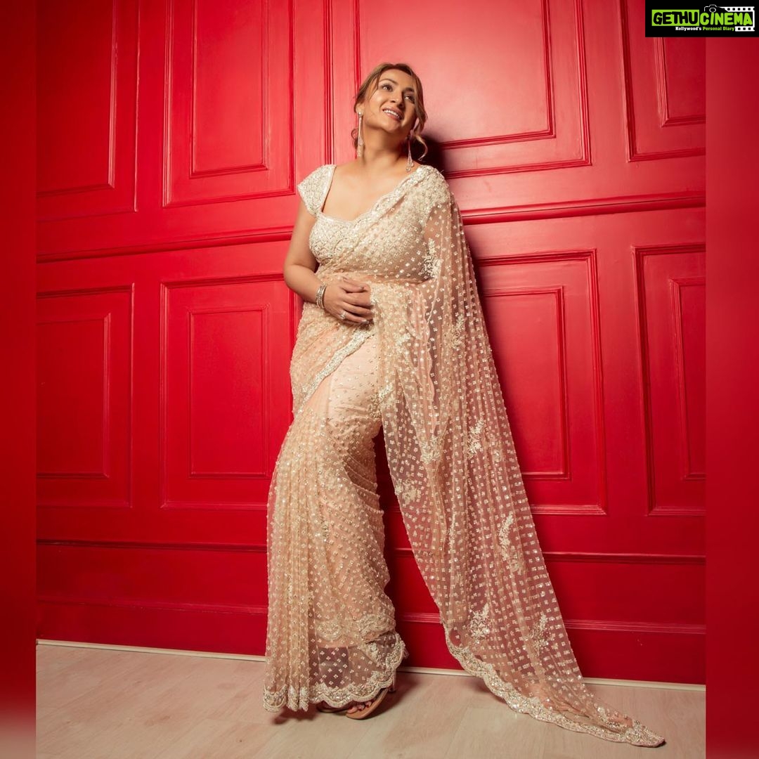Urvashi Dholakia Instagram - Light up β¨β¨ #happydhanteras #happydiwali πͺππ» Saree @nitikagujralofficial Photography by @iam_kunalverma Styled by @stylingbyvictor @sohail__mughal___ Jewellery by @punittatrikha Hair by @chirlarajeswari #urvashidholakia #festivewear #saree #look #shine #bright #photoshoot #glitter #shimmer #all #that #glamour #β€οΈ