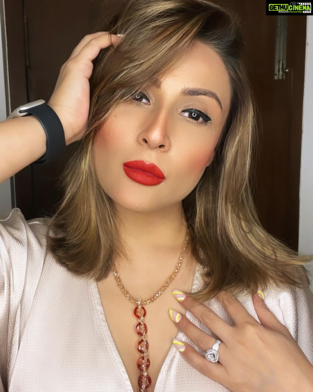 Urvashi Dholakia Instagram - The joy of wearing a necklace ✨😍✨ : Jewellery designed and handcrafted by @punittatrikha with @swarovski beads ✨✨ : : #urvashidholakia #bling #jewellery #shine #glitter #glam #look #style #necklace #crystals #loveit #❤️