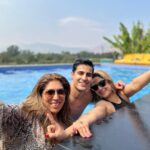 Urvashi Dholakia Instagram – Chill afternoon with family 🎉❤️ @kshitijdholakia @sagardholakia @shanela08 @khanna_ameessha @taniyaakhanna 
:
:
#urvashidholakia #water #babies #family #time #love #life #blessed #gratitude #poolparty #holiday #vibes