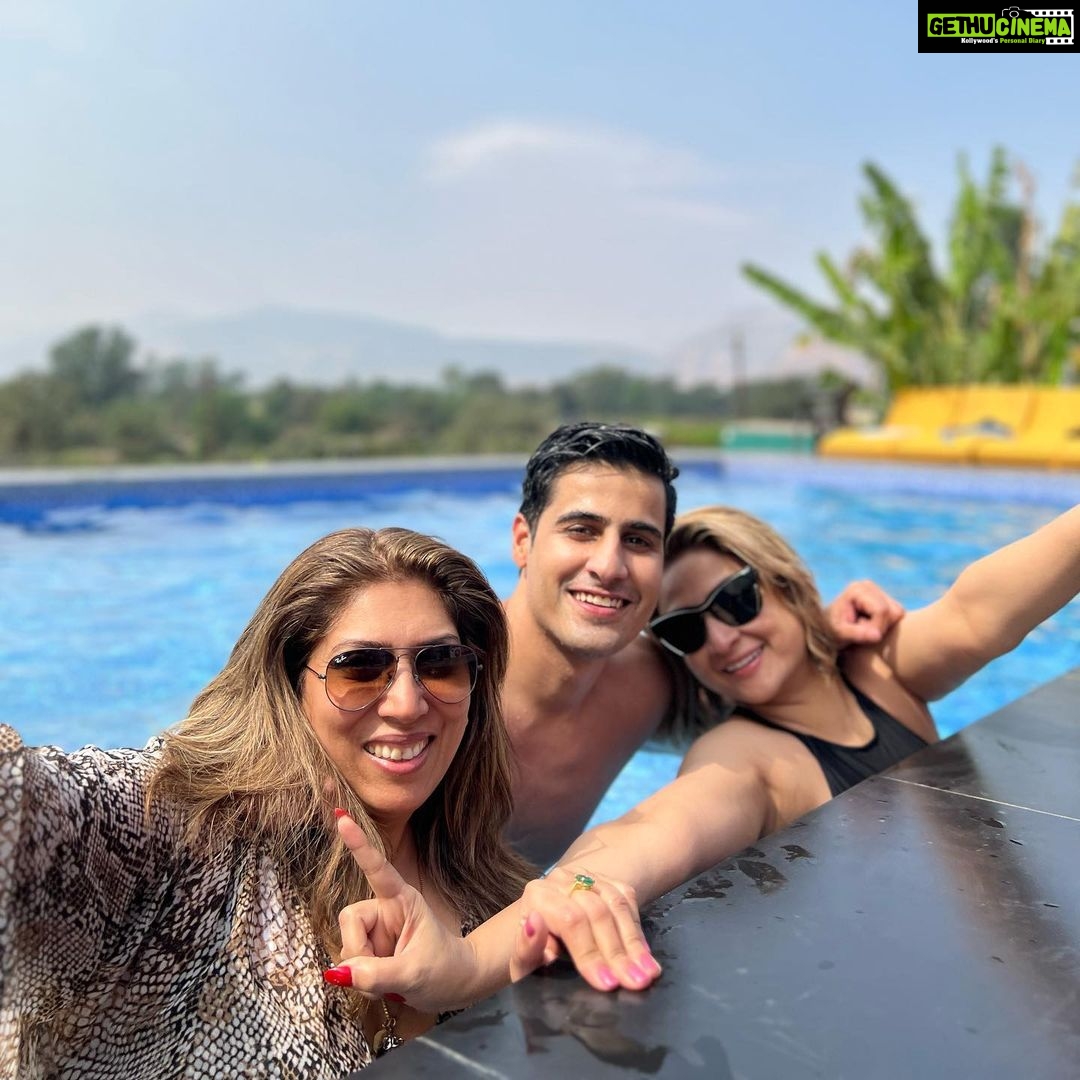 Urvashi Dholakia Instagram - Chill afternoon with family 🎉❤️ @kshitijdholakia @sagardholakia @shanela08 @khanna_ameessha @taniyaakhanna : : #urvashidholakia #water #babies #family #time #love #life #blessed #gratitude #poolparty #holiday #vibes