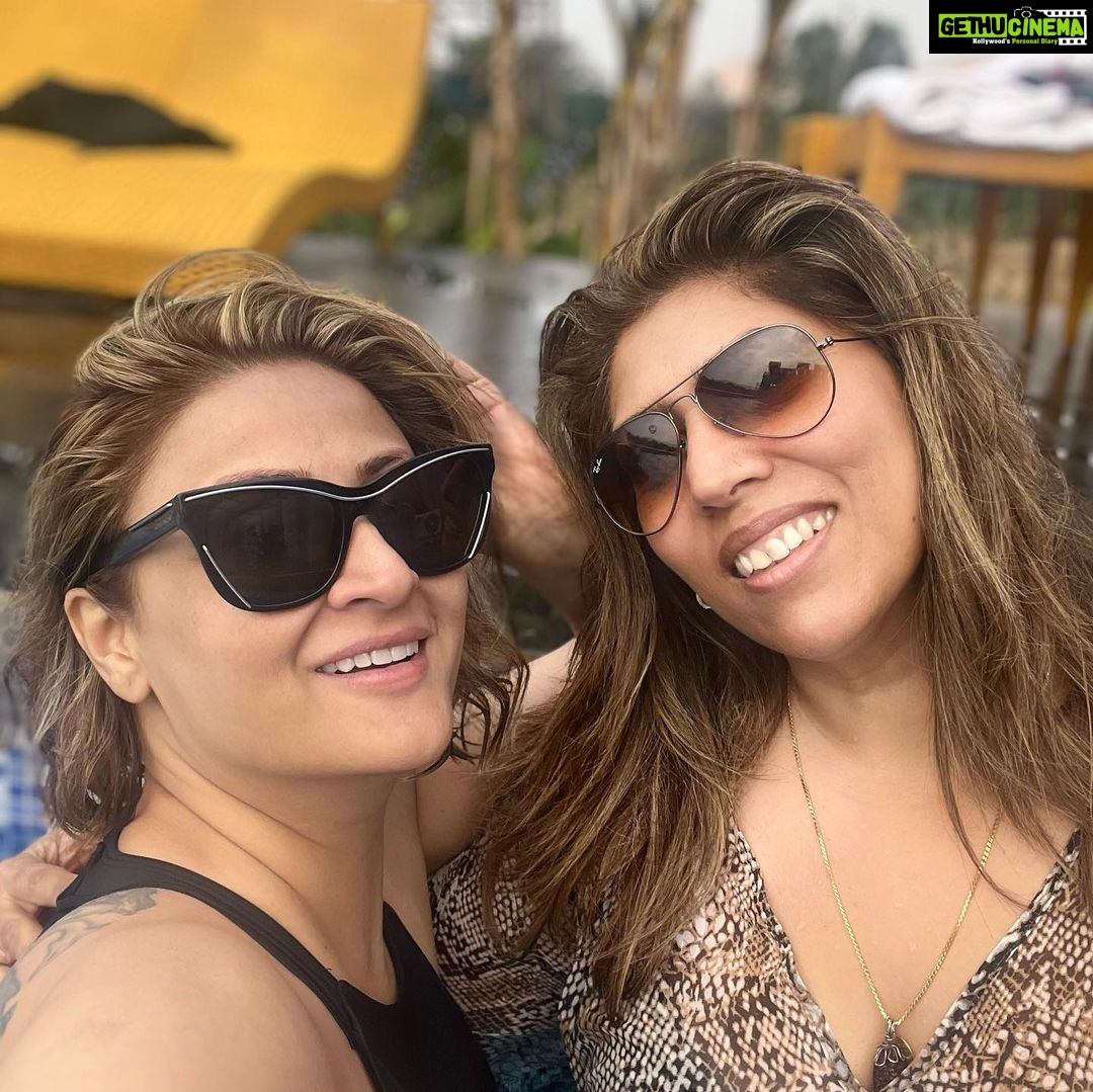 Urvashi Dholakia Instagram - Chill afternoon with family 🎉❤️ @kshitijdholakia @sagardholakia @shanela08 @khanna_ameessha @taniyaakhanna : : #urvashidholakia #water #babies #family #time #love #life #blessed #gratitude #poolparty #holiday #vibes