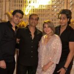 Urvashi Dholakia Instagram - HAPPY 2023 🎉✨❤️💋 from all of us to all of you ❤️🥂 @kshitijdholakia @sagardholakia @darshilamin @priyankatyagi03 @amrinqureshi99 @chopra_atul : : #happynewyear #2023 #love #happiness #peace #prosperity #gratitude 💋 Juliette Ristorante