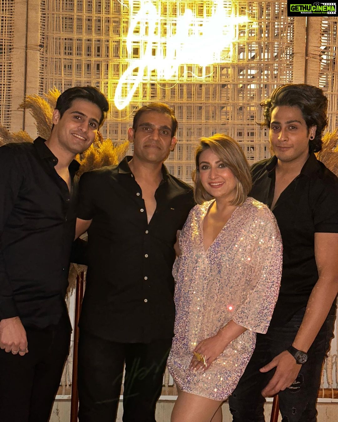 Urvashi Dholakia Instagram - HAPPY 2023 πβ¨β€οΈπ from all of us to all of you β€οΈπ₯ @kshitijdholakia @sagardholakia @darshilamin @priyankatyagi03 @amrinqureshi99 @chopra_atul : : #happynewyear #2023 #love #happiness #peace #prosperity #gratitude π Juliette Ristorante