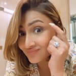 Urvashi Dholakia Instagram - SAMAJH RAHE HO 🙃🙂 : : #urvashidholakia #reels #instagood #reelsinstagram #reelitfeelit #reelkarofeelkaro #truth #lol