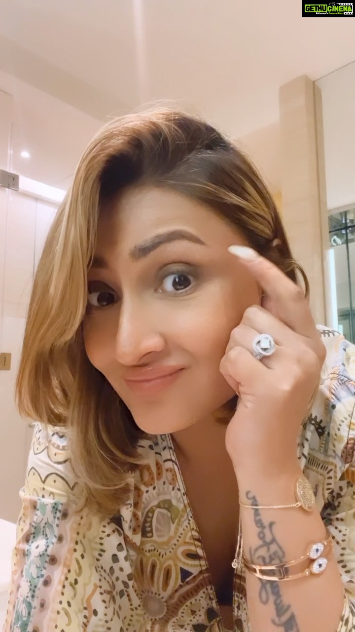 Urvashi Dholakia Instagram - SAMAJH RAHE HO 🙃🙂 : : #urvashidholakia #reels #instagood #reelsinstagram #reelitfeelit #reelkarofeelkaro #truth #lol