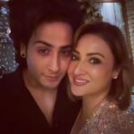 Urvashi Dholakia Instagram - HAPPY 2023 🎉✨❤️💋 from all of us to all of you ❤️🥂 @kshitijdholakia @sagardholakia @darshilamin @priyankatyagi03 @amrinqureshi99 @chopra_atul : : #happynewyear #2023 #love #happiness #peace #prosperity #gratitude 💋 Juliette Ristorante