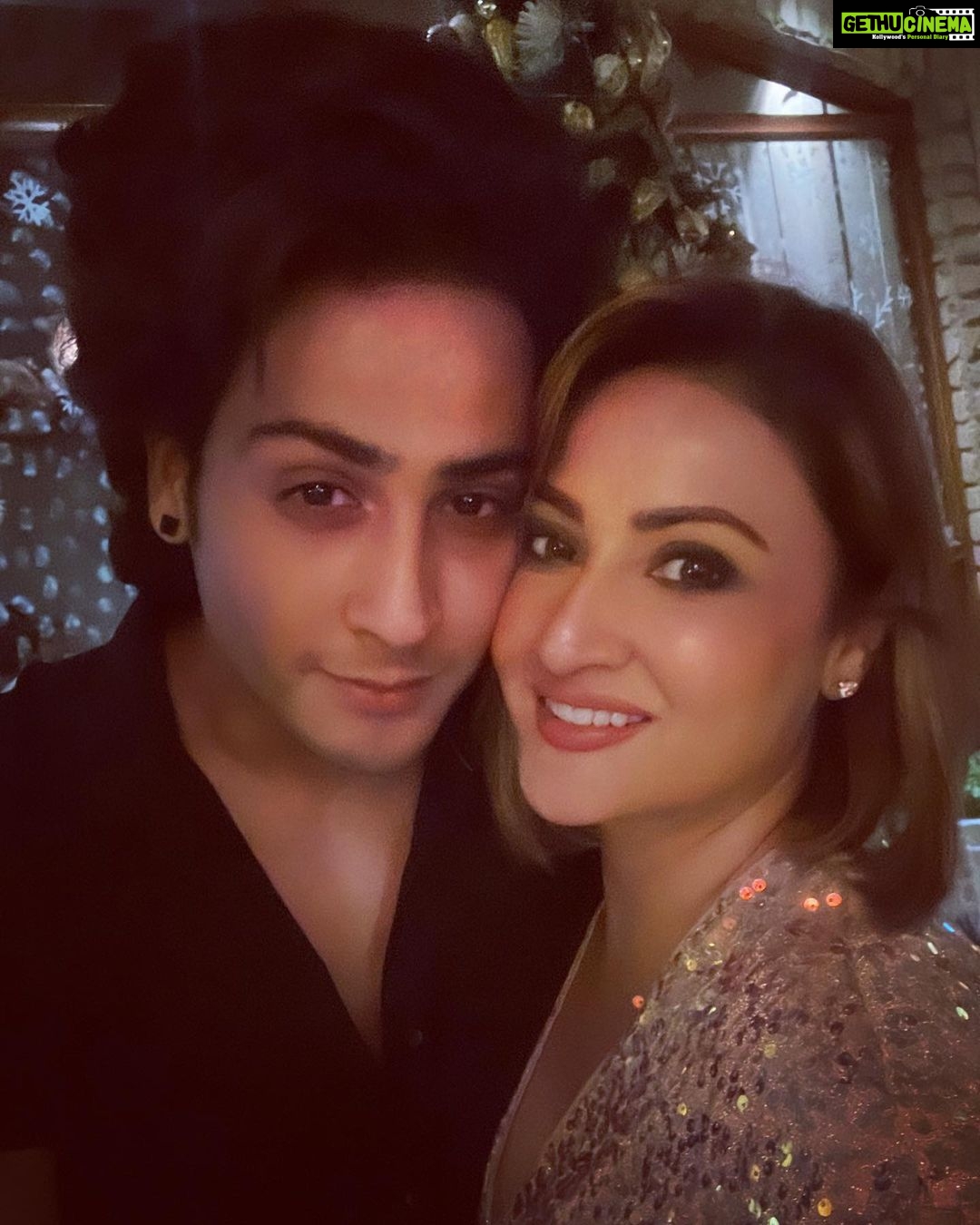 Urvashi Dholakia Instagram - HAPPY 2023 πβ¨β€οΈπ from all of us to all of you β€οΈπ₯ @kshitijdholakia @sagardholakia @darshilamin @priyankatyagi03 @amrinqureshi99 @chopra_atul : : #happynewyear #2023 #love #happiness #peace #prosperity #gratitude π Juliette Ristorante