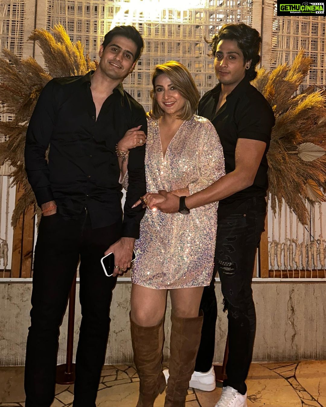 Urvashi Dholakia Instagram - HAPPY 2023 πβ¨β€οΈπ from all of us to all of you β€οΈπ₯ @kshitijdholakia @sagardholakia @darshilamin @priyankatyagi03 @amrinqureshi99 @chopra_atul : : #happynewyear #2023 #love #happiness #peace #prosperity #gratitude π Juliette Ristorante