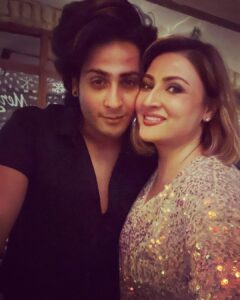 Urvashi Dholakia Instagram - HAPPY 2023 🎉✨❤️💋 from all of us to all of you ❤️🥂 @kshitijdholakia @sagardholakia @darshilamin @priyankatyagi03 @amrinqureshi99 @chopra_atul : : #happynewyear #2023 #love #happiness #peace #prosperity #gratitude 💋 Juliette Ristorante