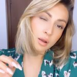 Urvashi Dholakia Instagram - NO ONE ASKS ME THIS IN REALITY 😂🤣😂🤣😂 : : #urvashidholakia #reels #instagram #madness #fun #video #reelitfeelit #reelsinstagram #reelkarofeelkaro #mylife #lol #💋