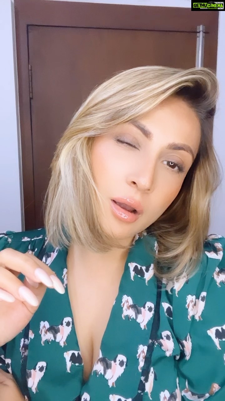 Urvashi Dholakia Instagram - NO ONE ASKS ME THIS IN REALITY 😂🤣😂🤣😂 : : #urvashidholakia #reels #instagram #madness #fun #video #reelitfeelit #reelsinstagram #reelkarofeelkaro #mylife #lol #💋