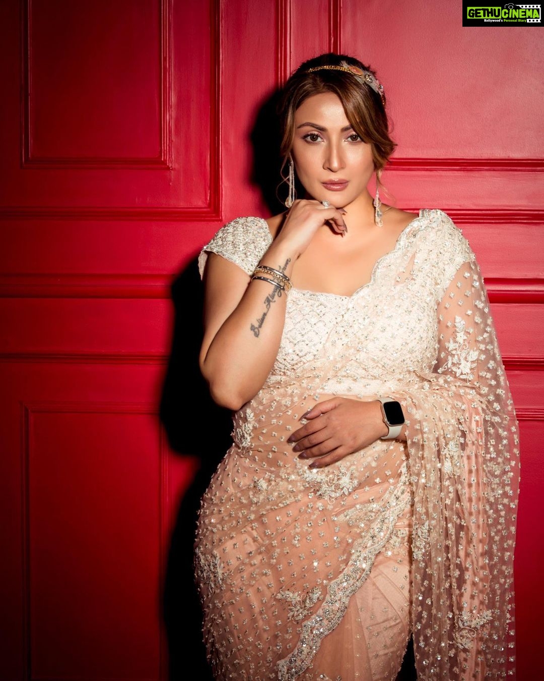 Urvashi Dholakia Instagram - Dreamer Forever ✨😍 : : Saree @nitikagujralofficial Photography by @iam_kunalverma Styled by @stylingbyvictor @sohail__mughal___ Jewellery by @punittatrikha Hair by @chirlarajeswari #urvashidholakia #festivewear #saree #look #shine #hairstyle #curls ###photoshoot #glitter #shimmer #all #that #glamour #❤️
