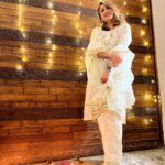Urvashi Dholakia Instagram - Everyone needs a little Sparkle ✨🪔✨ #diwali #2022 : : #urvashidholakia #keepsmiling #nomatterwhat #love #❤️
