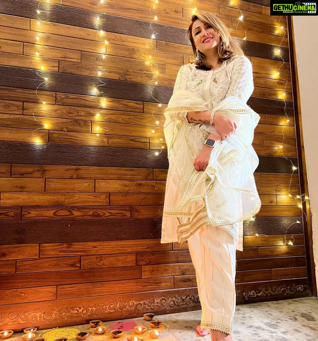 Urvashi Dholakia Instagram - Everyone needs a little Sparkle ✨🪔✨ #diwali #2022 : : #urvashidholakia #keepsmiling #nomatterwhat #love #❤️