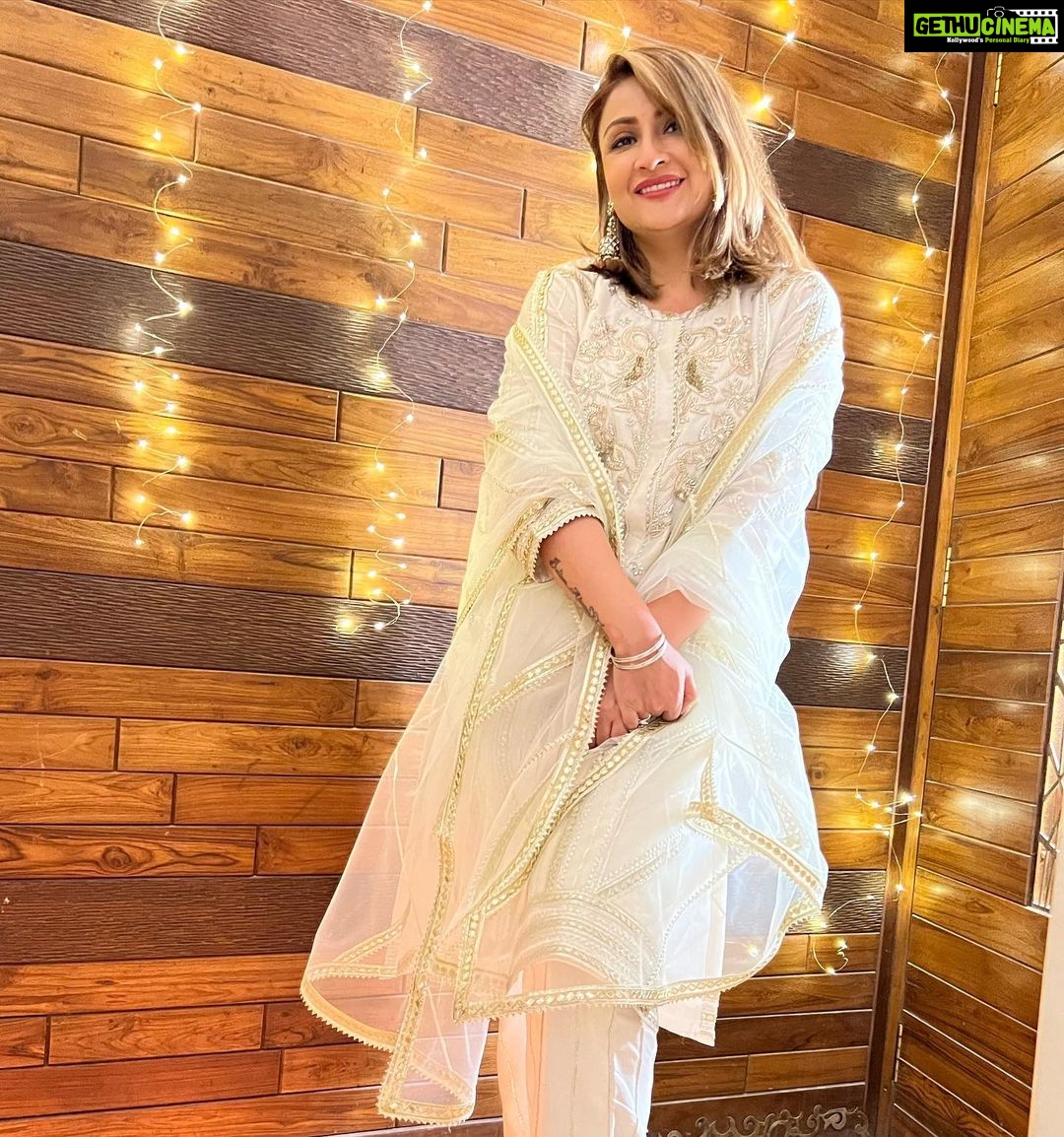 Urvashi Dholakia Instagram - Everyone needs a little Sparkle ✨🪔✨ #diwali #2022 : : #urvashidholakia #keepsmiling #nomatterwhat #love #❤️