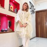 Urvashi Dholakia Instagram - Love & Light ✨❤️✨ : : #urvashidholakia #diwali #2022 #celebration #white #happiness #love #keepsmiling