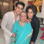 Urvashi Dholakia Instagram - HAPPY DIWALI EVERYONE 🪔❤️❤️🪔 : : #urvashidholakia #family #love #❤️