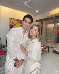 Urvashi Dholakia Instagram - HAPPY DIWALI EVERYONE 🪔❤️❤️🪔 
:
:
#urvashidholakia #family #love #❤️