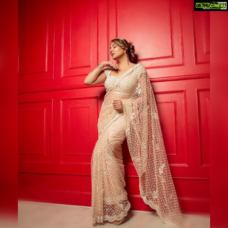 Urvashi Dholakia Instagram - Light up β¨β¨ #happydhanteras #happydiwali πͺππ» Saree @nitikagujralofficial Photography by @iam_kunalverma Styled by @stylingbyvictor @sohail__mughal___ Jewellery by @punittatrikha Hair by @chirlarajeswari #urvashidholakia #festivewear #saree #look #shine #bright #photoshoot #glitter #shimmer #all #that #glamour #β€οΈ