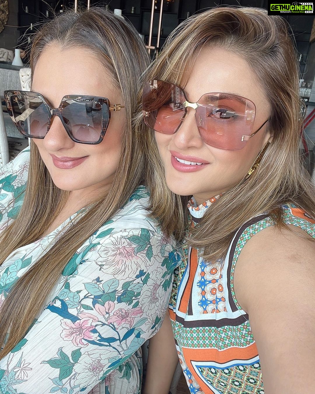 Urvashi Dholakia Instagram - A perfect Blend ✨✨💕 @shanela08 @khanna_ameessha : : #friendship #goals #bff #urvashidholakia #sunday #outdoors #shadylady #love #happiness #joy #girlpower #❤️