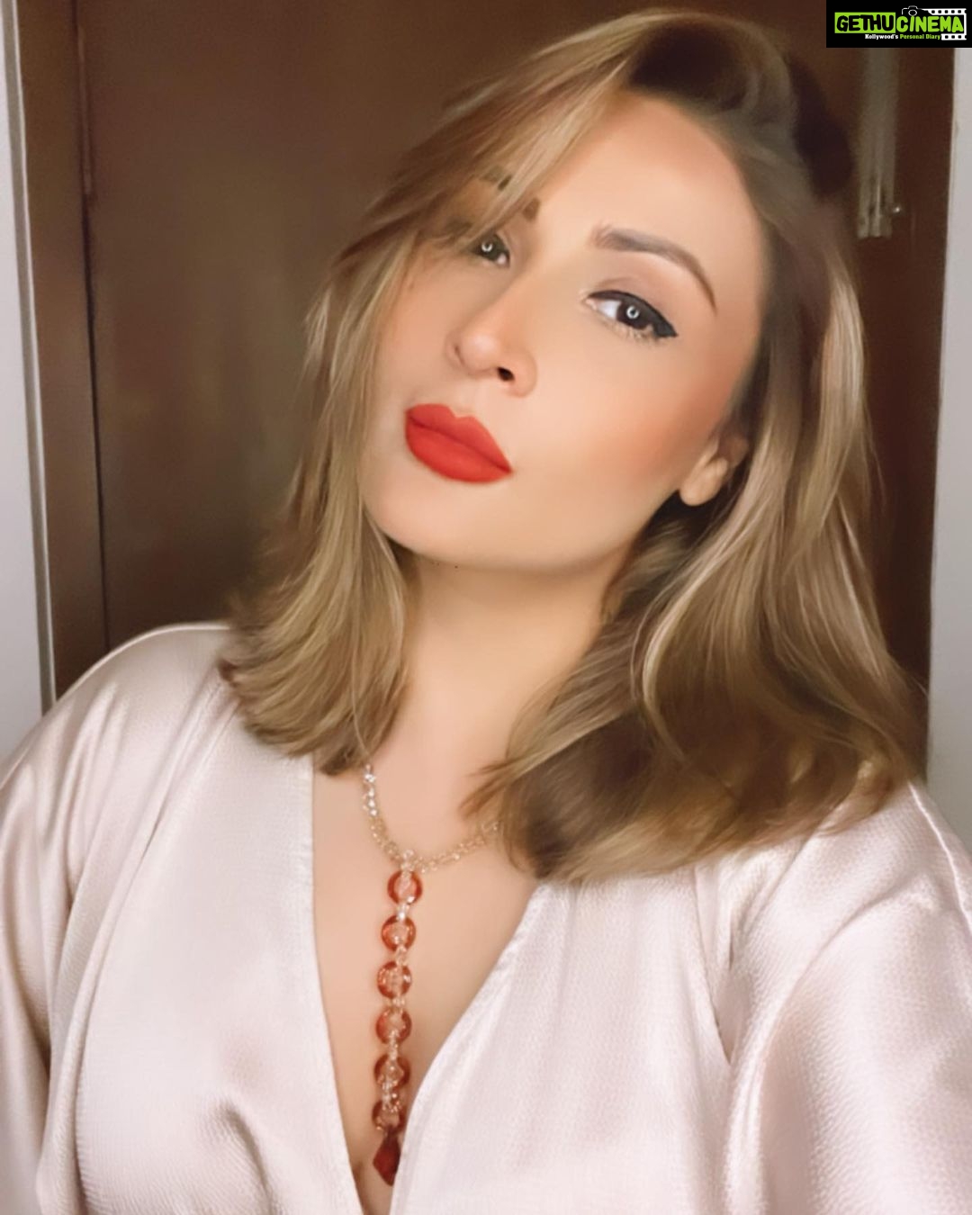 Urvashi Dholakia Instagram - The joy of wearing a necklace ✨😍✨ : Jewellery designed and handcrafted by @punittatrikha with @swarovski beads ✨✨ : : #urvashidholakia #bling #jewellery #shine #glitter #glam #look #style #necklace #crystals #loveit #❤️