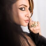 Urvashi Dholakia Instagram - I am known to be very outspoken ! but when I am SILENT..! it means much more ! 🤫 : 📸 : @fashionbyrahulsharma Styled by : @stylingbyvictor @sohail__mughal___ MUA: #myself 😉 : #urvashidholakia #photoshoot #silence #pose #fierce #bold #wingedliner #closeup #photography #look #style #vibes #✨