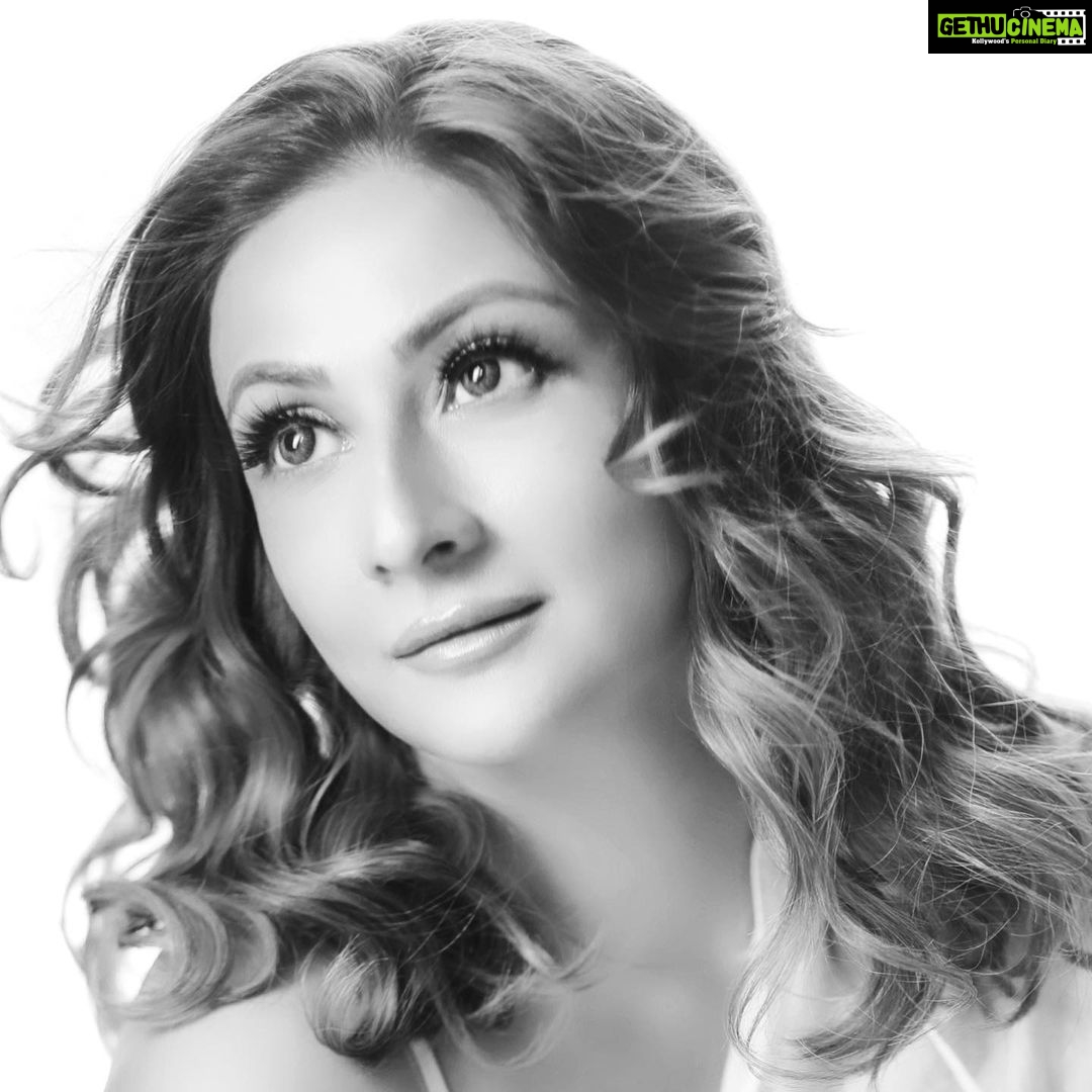 Urvashi Dholakia Instagram - If this black & white picture does not add colour to your imagination, then what will ??? 😉😉😘 GN my lovely people ❤️🖤🤍 : : #urvashidholakia #blackandwhite #blackandwhitephotography #candid #photoshoot #thisisme #iamwhoiam #colour #your #imagination #💕