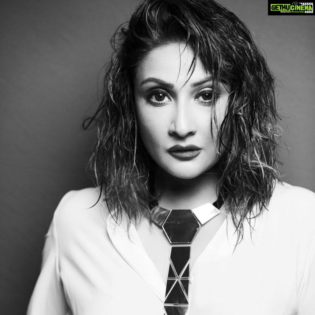 Urvashi Dholakia Instagram - Today is going to be all about black & white pictures..whether it works on this platform or doesn’t @instagram it doesn’t matter !!! I’m not changing myself for anyone !! 💕💕🖤🤍 #iamwhoiam #thisisme : : #urvashidholakia #candid #balckandwhite #blackandwhitephotography #imagine #the #colour #loveit #❤