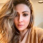 Urvashi Dholakia Instagram - For your eyes Only 🌟✨ : : #urvashidholakia #gold #beige #blonde #hair #look #style #candid #selfie #love #❤️