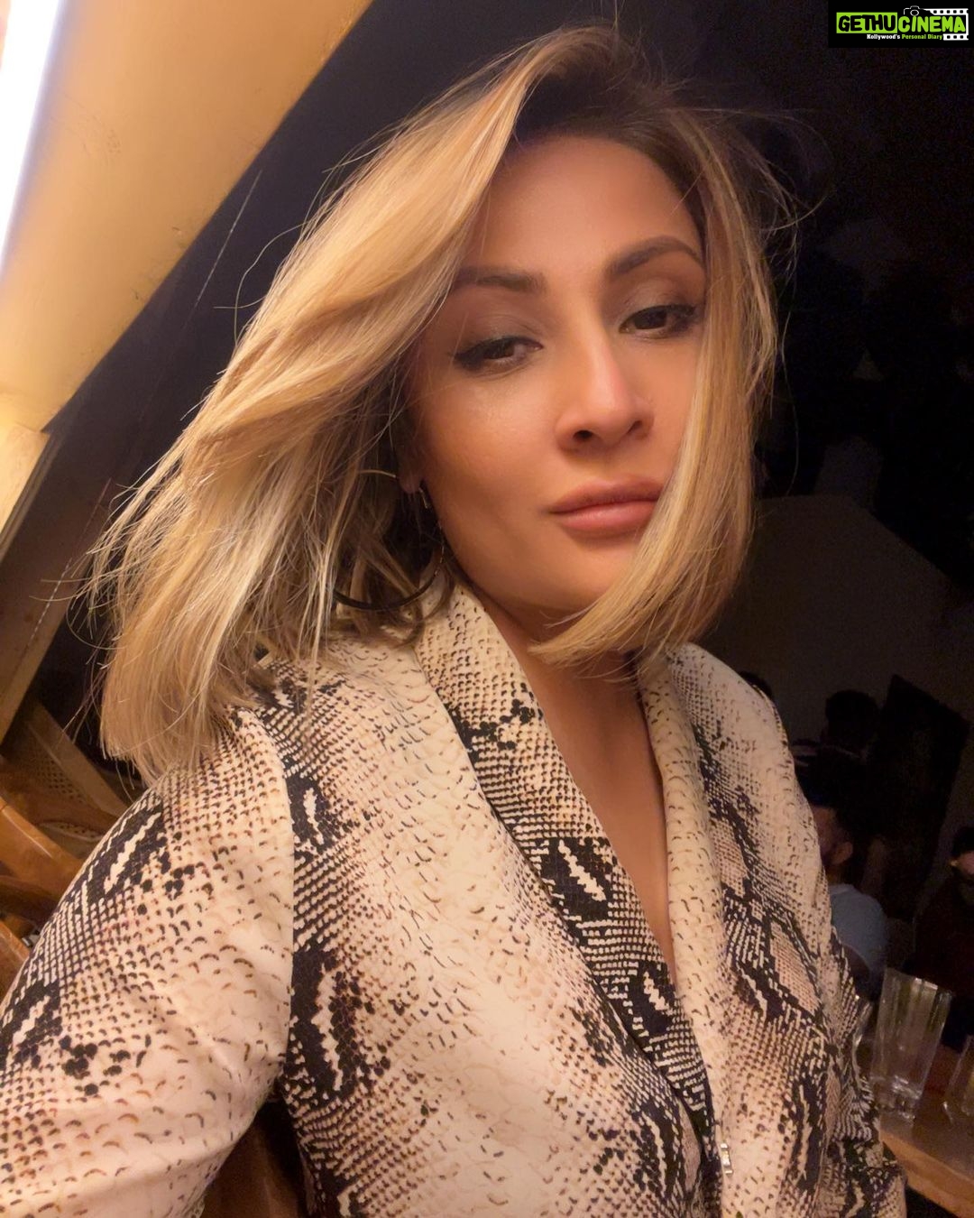 Urvashi Dholakia Instagram - LIVE, LOVE & LAUGH😁✨❤️ : : #urvashidholakia #nightout #happiness #bliss #gratitude #smile #boomerang #golden #look #love #laugh #beyou #💋
