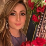 Urvashi Dholakia Instagram - Love my work 💕❤️✨ : : #urvashidholakia #candid #onshoot #shootlife #look #style #hairstyles #makeup #thisisme #up #close #personal #flowers #roses #lights #camera #action #📸 #selfie