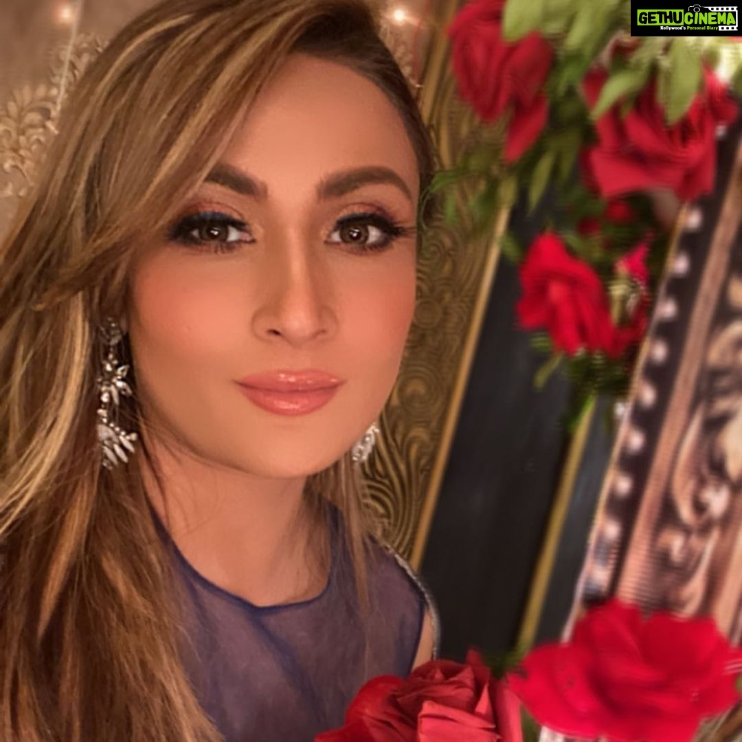 Urvashi Dholakia Instagram - Love my work 💕❤️✨ : : #urvashidholakia #candid #onshoot #shootlife #look #style #hairstyles #makeup #thisisme #up #close #personal #flowers #roses #lights #camera #action #📸 #selfie